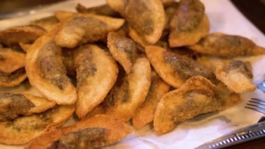 Mantarlı kızarmış gyoza köftesi. Altın renginde, tavada pişmiş, çıtır çıtır börek..