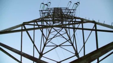 Elektrik kulesi piramidinin soyut geometrik şekli. Yüksek voltaj güç hattı yapısı 