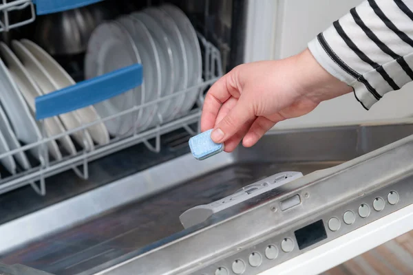 Close Mão Inserindo Cápsula Sabão Máquina Lavar Louça Cozinha Pessoa — Fotografia de Stock