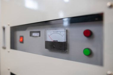 Sigorta kutusunu kapat ve endüstriyel fabrika makinesini çalıştır..