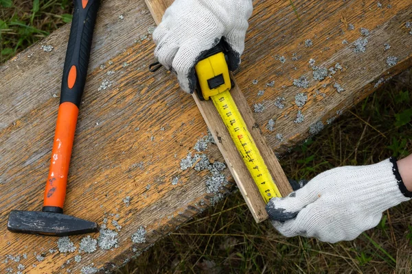 Nahaufnahme Der Tischlerhand Mit Arbeitshandschuhen Und Messlatte Mit Maßband — Stockfoto