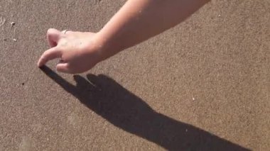 El yazısının kapanışı. Kumsaldaki kumlara imza atmanı seviyorum. Günbatımında tropik deniz kıyısında romantik aşk sembolü. 