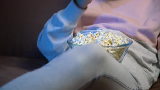 Sluiten Van Hand Het Nemen Van Popcorn Uit Een Kom — Stockvideo