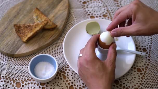 Dekat Makan Telur Rebus Lezat Dalam Cangkir Dengan Sendok Untuk — Stok Video