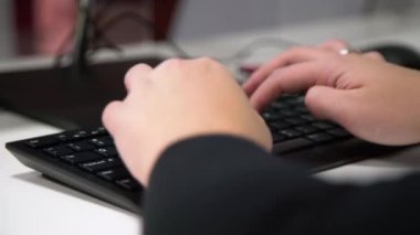 Ofiste klavye çalan kadın ellerine yakın çekim. İnternette çalışan iş kadını ya da sekreteri 