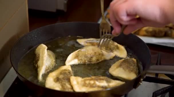 Close Mão Chef Lançando Bolinhos Gyoza Com Recheio Cogumelos Frigideira — Vídeo de Stock