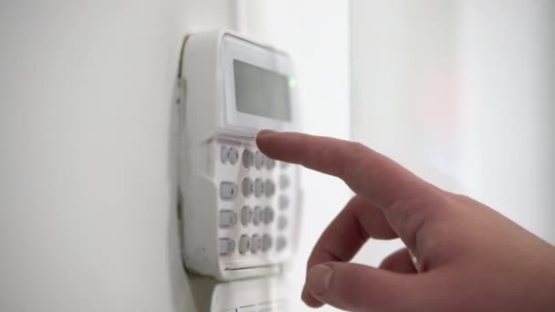 Hand Invoeren Alarmsysteem Wachtwoord Van Een Appartement Huis Kantoor Bewakings — Stockvideo