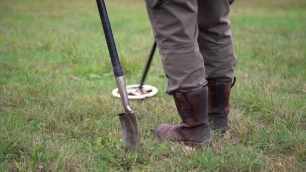 Hombre Botas Caza Del Tesoro Con Detector Metales Aire Libre — Vídeos de Stock