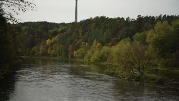 Torre Televisión Vilna Sobre Árboles Coloridos Río Neris Día Nublado — Vídeos de Stock