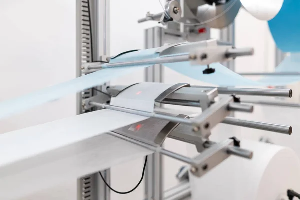 Zbliżenie Włókien Bawełny Łączących Się Maski Medyczne Fabryce Zautomatyzowane Maszyny — Zdjęcie stockowe