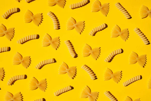 Ungekochte Lockige Nudelmuster Auf Gelbem Hintergrund Traditionelle Rohe Makkaroni Niemand — Stockfoto