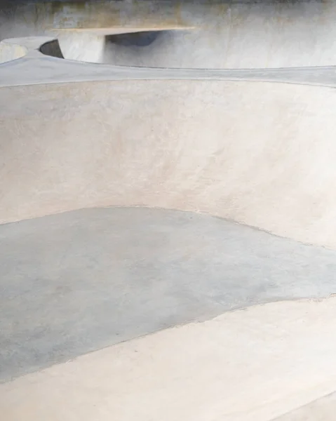 阳光明媚的日子 混凝土公共滑板公园 滑板和Bmx用水泥坡道 极限运动 — 图库照片