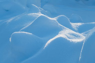 Kaldırımın kenarına taze kar yağdı. Kış havası. Kimse.