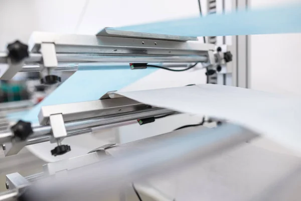 Zbliżenie Włókien Bawełny Łączących Się Maski Medyczne Fabryce Zautomatyzowane Maszyny — Zdjęcie stockowe
