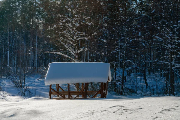 Winterhut Het Bos Omringd Door Verse Poedersneeuw Een Zonnige Koude — Stockfoto