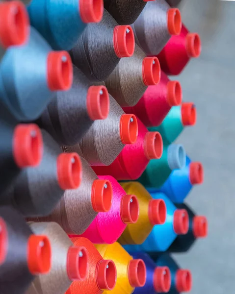 Bobina Hilo Bordado Colorido Que Utiliza Industria Ropa Fila Rollos —  Fotos de Stock