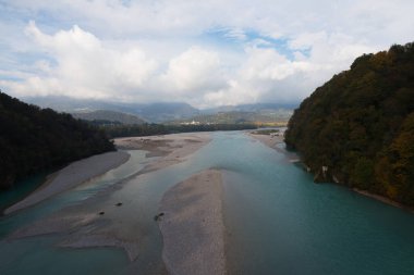 Sonbahar mevsimi boyunca Tagliamento nehri