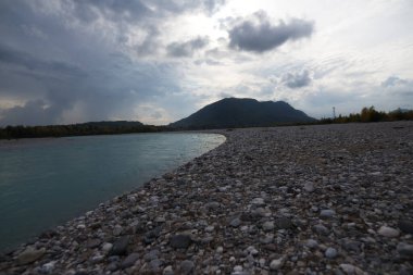 Sonbahar mevsimi boyunca Tagliamento nehri