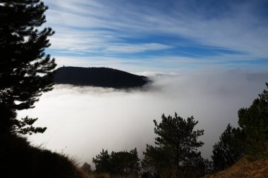 Monte Cuarnan 'a sonbahar manzarası boyunca Monte Chiampon yürüyüşü