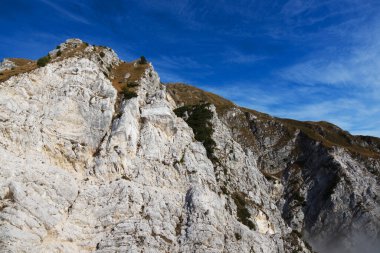 Monte Cuarnan 'a sonbahar manzarası boyunca Monte Chiampon yürüyüşü