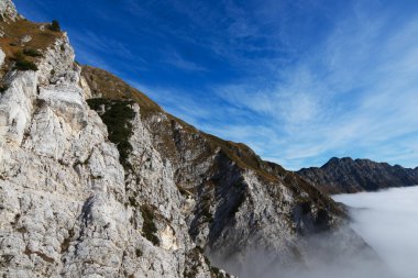 Monte Cuarnan 'a sonbahar manzarası boyunca Monte Chiampon yürüyüşü