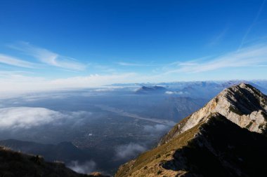 Monte Cuarnan 'a sonbahar manzarası boyunca Monte Chiampon yürüyüşü