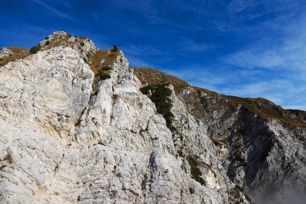 Monte Cuarnan 'a sonbahar manzarası boyunca Monte Chiampon yürüyüşü