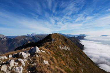 Monte Cuarnan 'a sonbahar manzarası boyunca Monte Chiampon yürüyüşü