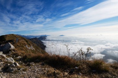 Monte Cuarnan 'a sonbahar manzarası boyunca Monte Chiampon yürüyüşü