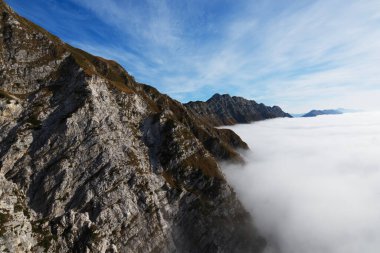 Monte Cuarnan 'a sonbahar manzarası boyunca Monte Chiampon yürüyüşü