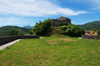 Mont Alfonso Kalesi, Serchio Vadisi 'ndeki en etkileyici mimari anıtlardan biridir; Tuscan-Emilian Apennines ve Apuan Alpleri' nin yamaçlarında muhteşem manzaralar sunar..