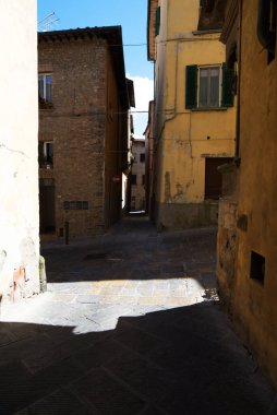 Volterra, Roma harabeleri ve ortaçağ binalarıyla Etrüsk kökenli tarihi bir merkez konumundadır. Kaymaktaşının çıkarılması ve işlenmesi ile ünlüdür..