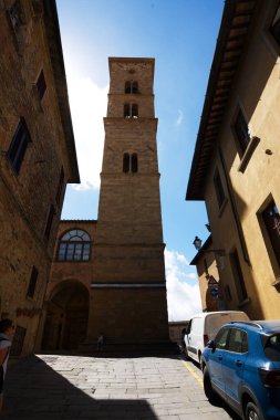 Volterra, Roma harabeleri ve ortaçağ binalarıyla Etrüsk kökenli tarihi bir merkez konumundadır. Kaymaktaşının çıkarılması ve işlenmesi ile ünlüdür..