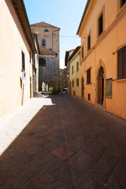 Volterra, Roma harabeleri ve ortaçağ binalarıyla Etrüsk kökenli tarihi bir merkez konumundadır. Kaymaktaşının çıkarılması ve işlenmesi ile ünlüdür..