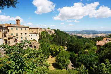 Volterra, Roma harabeleri ve ortaçağ binalarıyla Etrüsk kökenli tarihi bir merkez konumundadır. Kaymaktaşının çıkarılması ve işlenmesi ile ünlüdür..