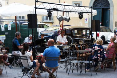 Lucca, tarihi eserleri ve tarihi merkeziyle ünlüdür. Duvarlarla çevrili, çeşitli çağlardan kalma antik yapılarla doludur..