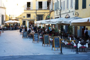 Lucca, tarihi eserleri ve tarihi merkeziyle ünlüdür. Duvarlarla çevrili, çeşitli çağlardan kalma antik yapılarla doludur..