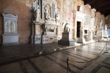Leaning tower of Pisa, with Basilica and Cathedral on Piazza dei Miracoli, Italy