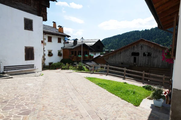 Sauris Met Zijn Prachtige Meer Zijn Buitenwijken — Stockfoto