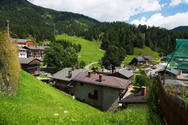 Güzel gölü ve banliyösüyle Sauris.