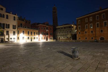 Venedik büyüleyici bir şehir, 118 'den fazla adadan oluşuyor 400' den fazla köprü ile birleştirilmiş ve sokaklar gibi davranan kanallarla ayrılmış, botlar ve gondollarla kesişen.