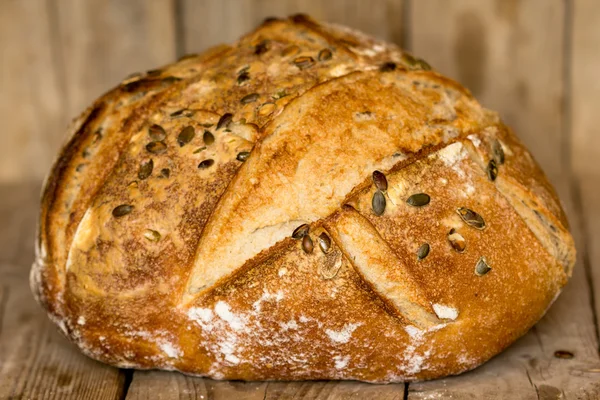 Σπιτικό ψωμί με ηλιόσπορους. Φρεσκοψημένα. — Φωτογραφία Αρχείου