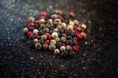 Siyah bir arka plan üzerinde renkli biber