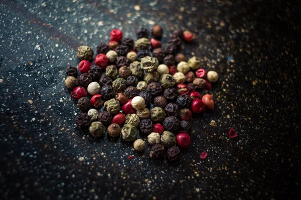 Siyah bir arka plan üzerinde renkli biber