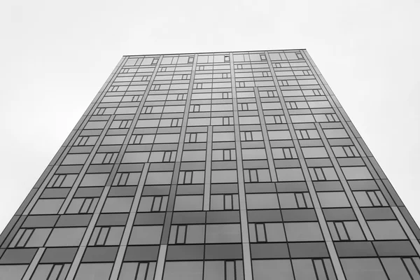 Complexo de escritórios de edifícios altos. Preto e branco . — Fotografia de Stock