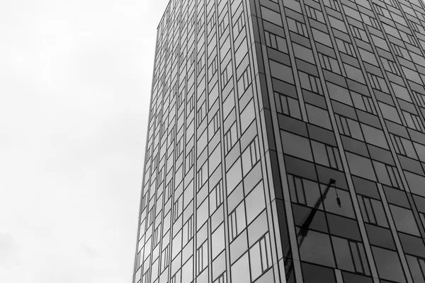 Complexo de escritórios de edifícios altos. Preto e branco . — Fotografia de Stock