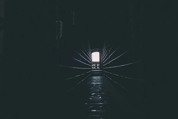 Luz ao fundo do túnel. O efeito do grão de filme . — Fotografia de Stock