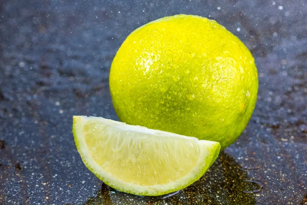 Taze limon ve eski bir kağıda dilimlenmiş limon. — Stok fotoğraf