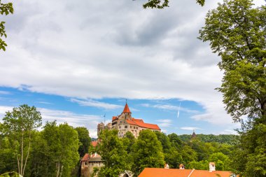 13. yüzyılda Gotik Pernstejn kale. Nedvedice Çek Cumhuriyeti. Mermer Castle.