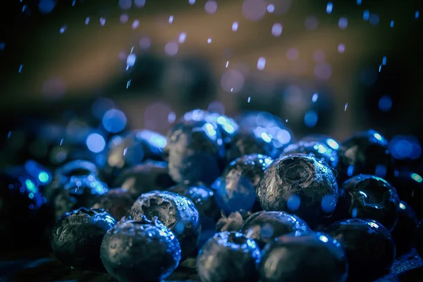 Große Blaubeeren auf altem Holztisch. die Wirkung von Filmkorn. — Stockfoto